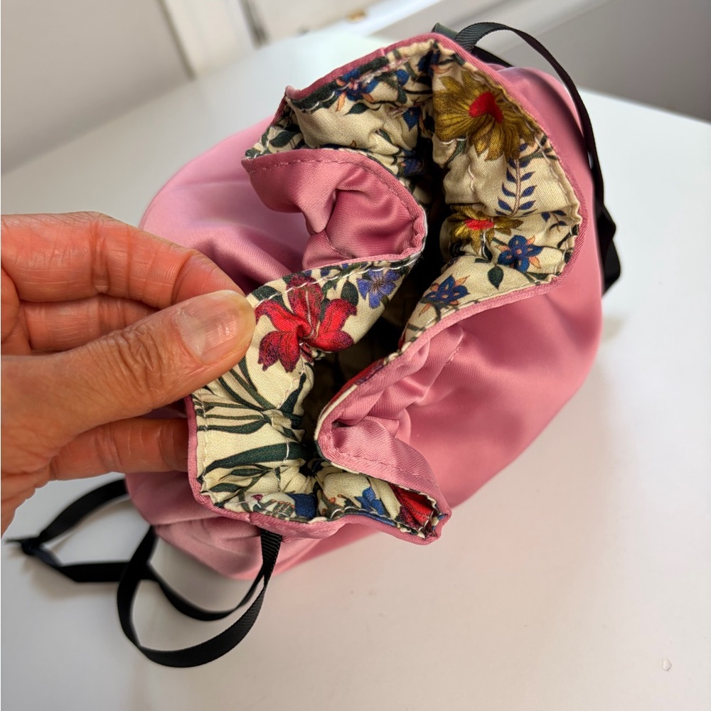 NEW Gucci Beauty Satin Pouch - Picture 2 of 7